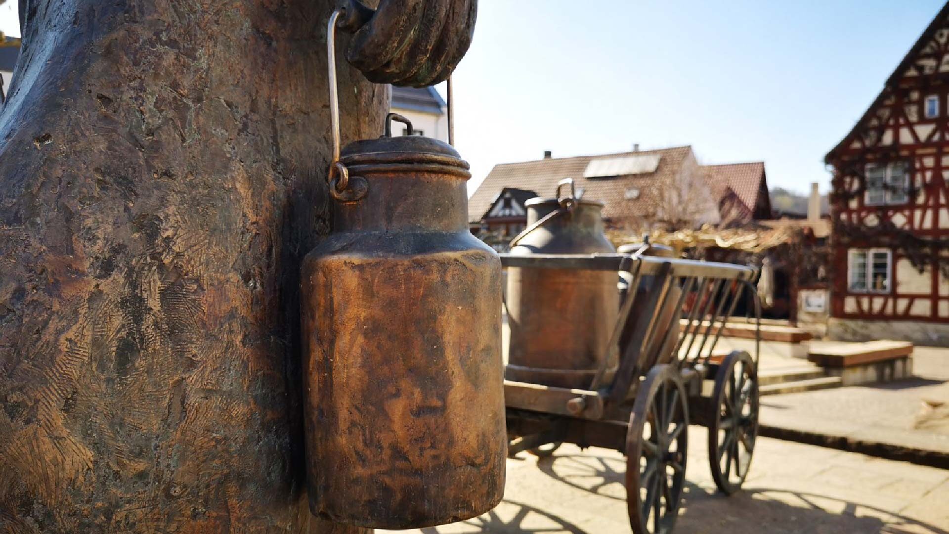 Skulptur Molkenfrau vor dem Rathaus Ersingen des Künstlers Siegfried Burkhardt