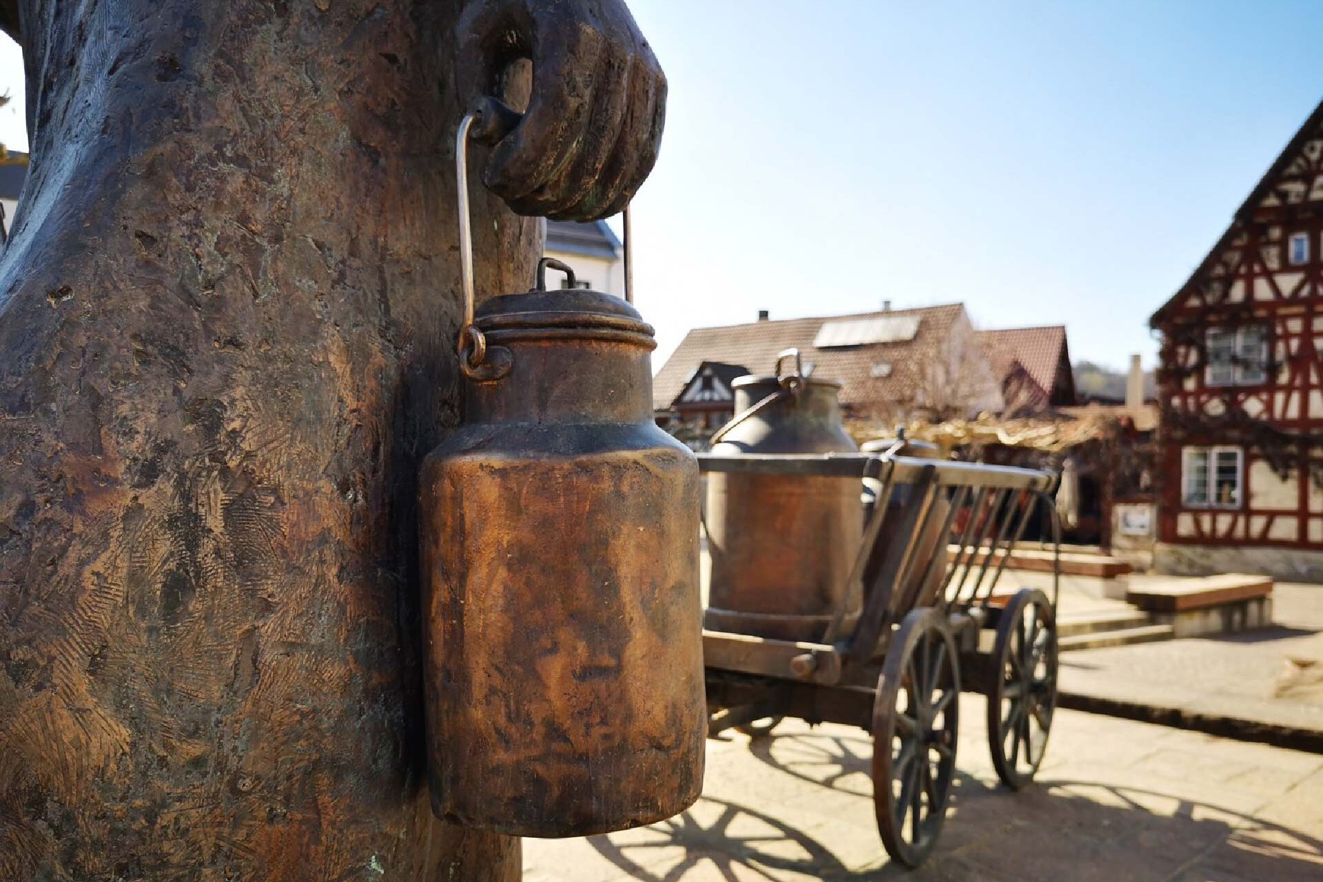 Skulptur Molkenfrau des Künstlers Siegfried Burkhardt vor dem Ersinger Rathaus